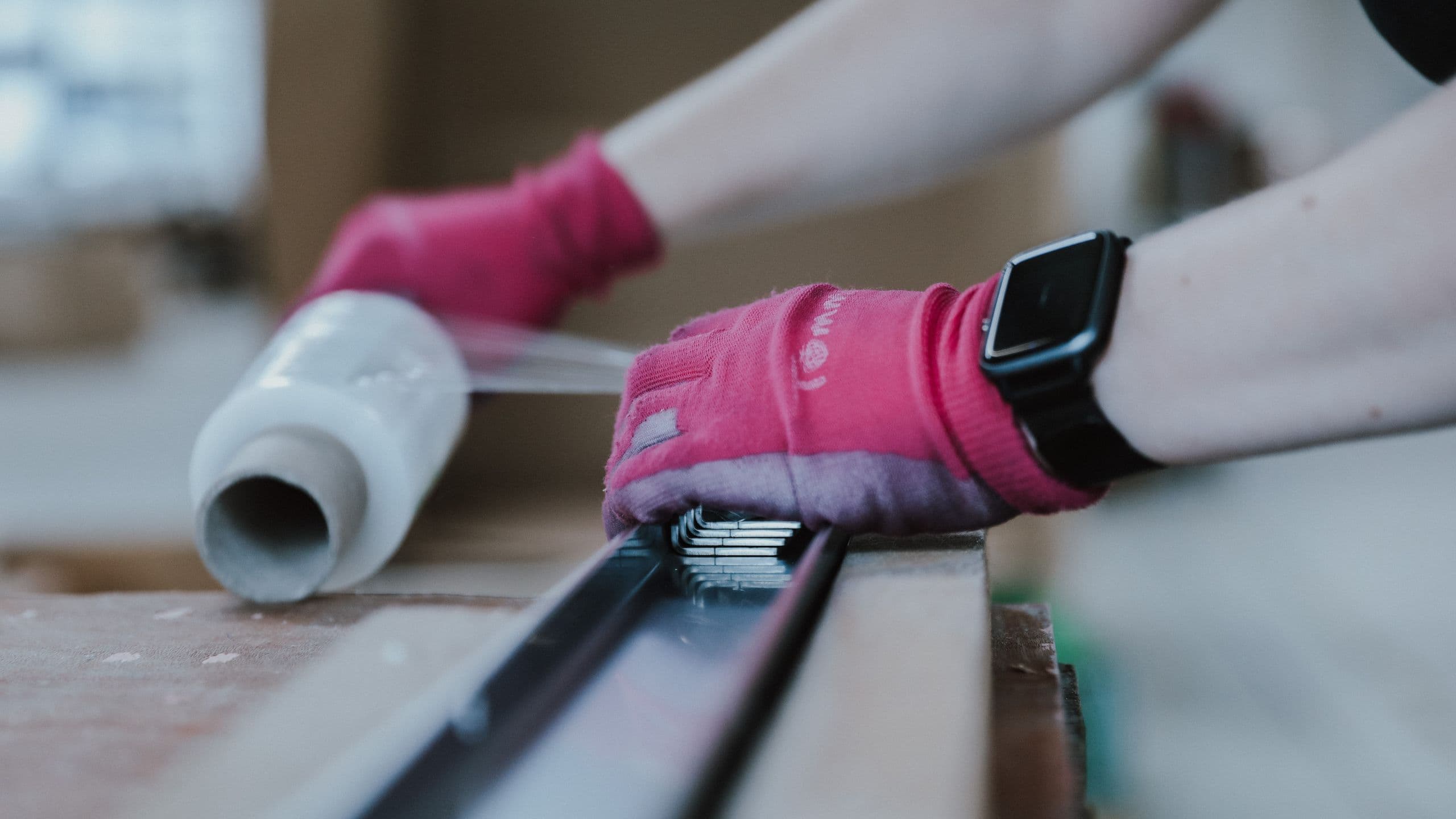 Produkt wird von Hand mit Schutzfolie umwickelt